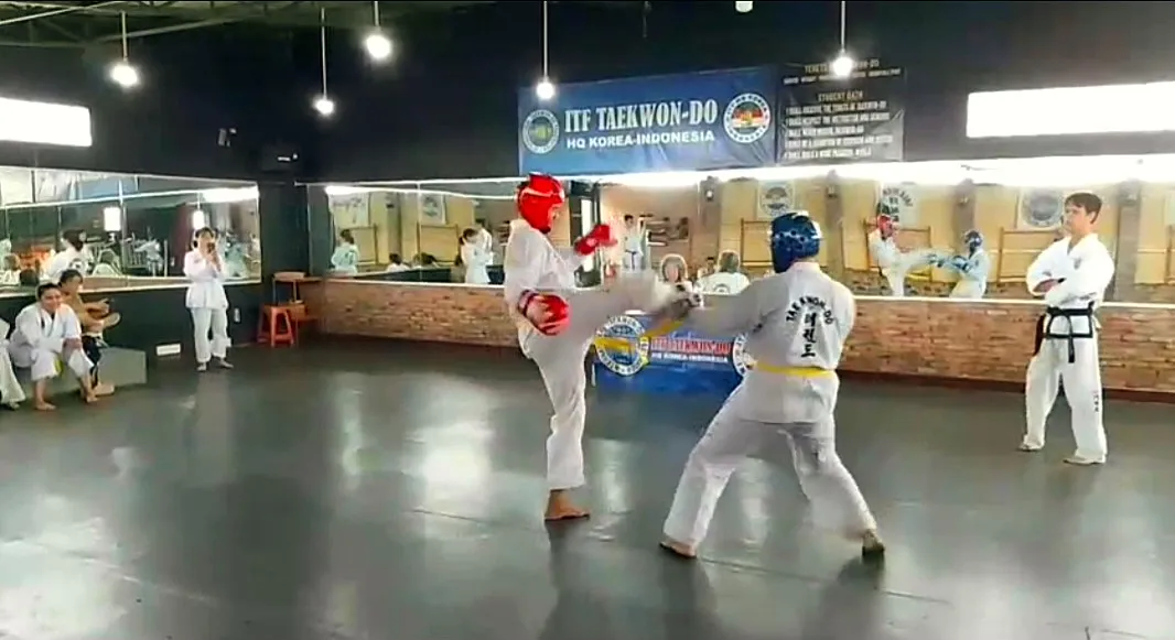 Sparring dalam ujian kenaikan sabuk Juni 2026
